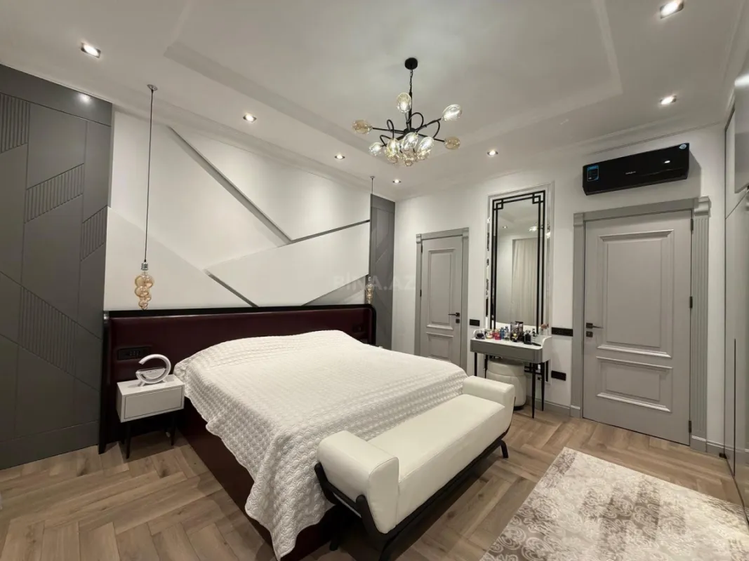 Satılır 4 otaqlı mənzil 132 m²