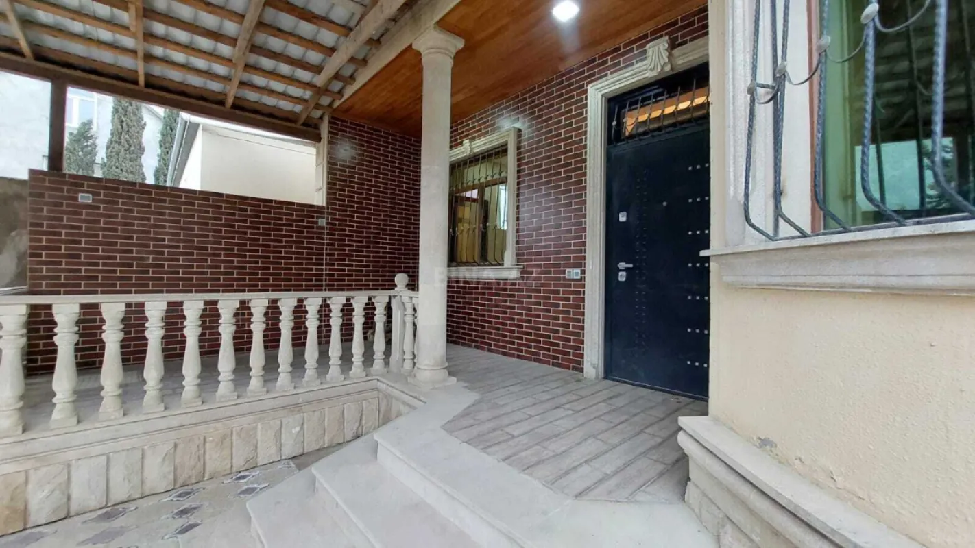 Satılır 5 otaqlı həyət evi 200 m²