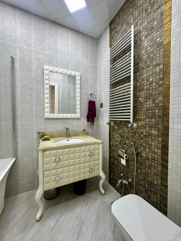 Satılır 3 otaqlı mənzil 166 m²