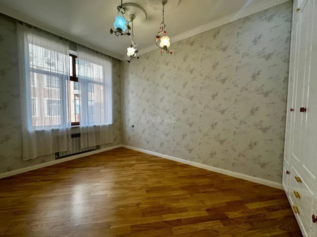 Satılır 3 otaqlı mənzil 166 m²
