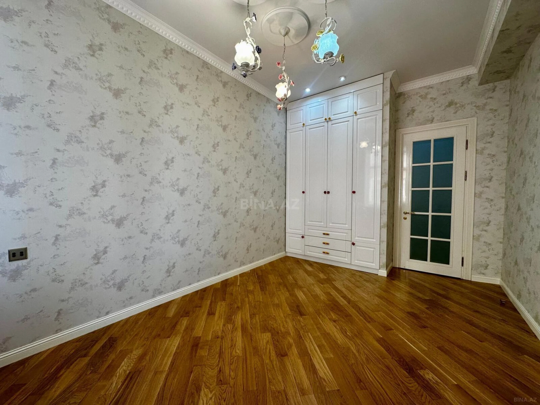 Satılır 3 otaqlı mənzil 166 m²