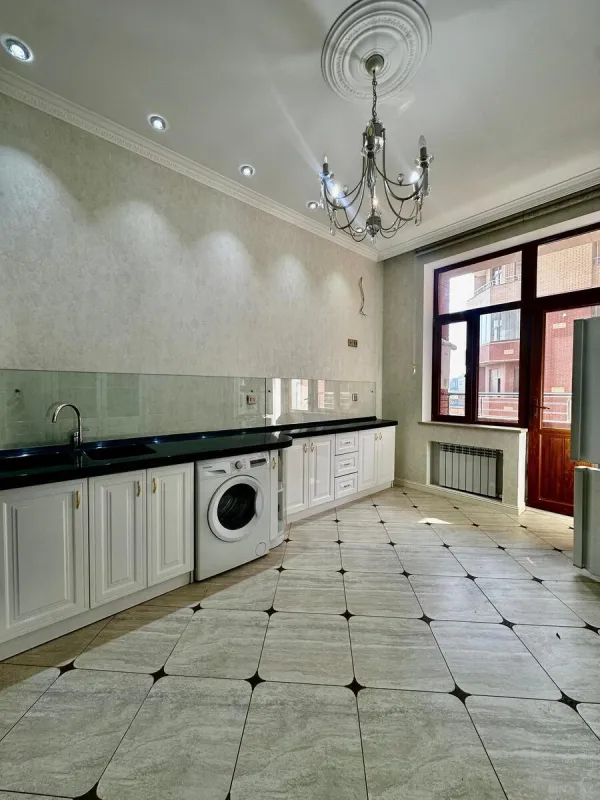 Satılır 3 otaqlı mənzil 166 m²