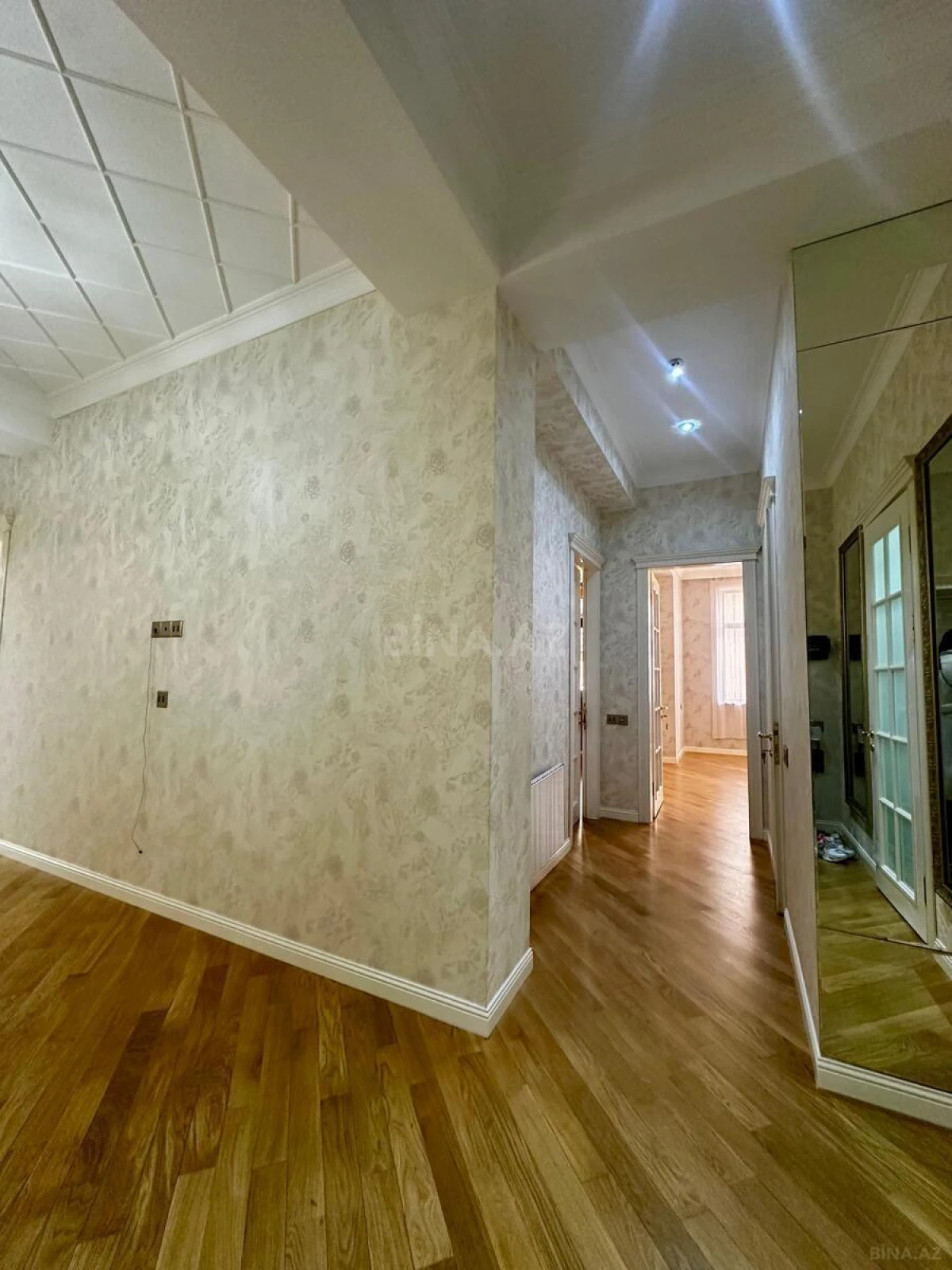 Satılır 3 otaqlı mənzil 166 m²
