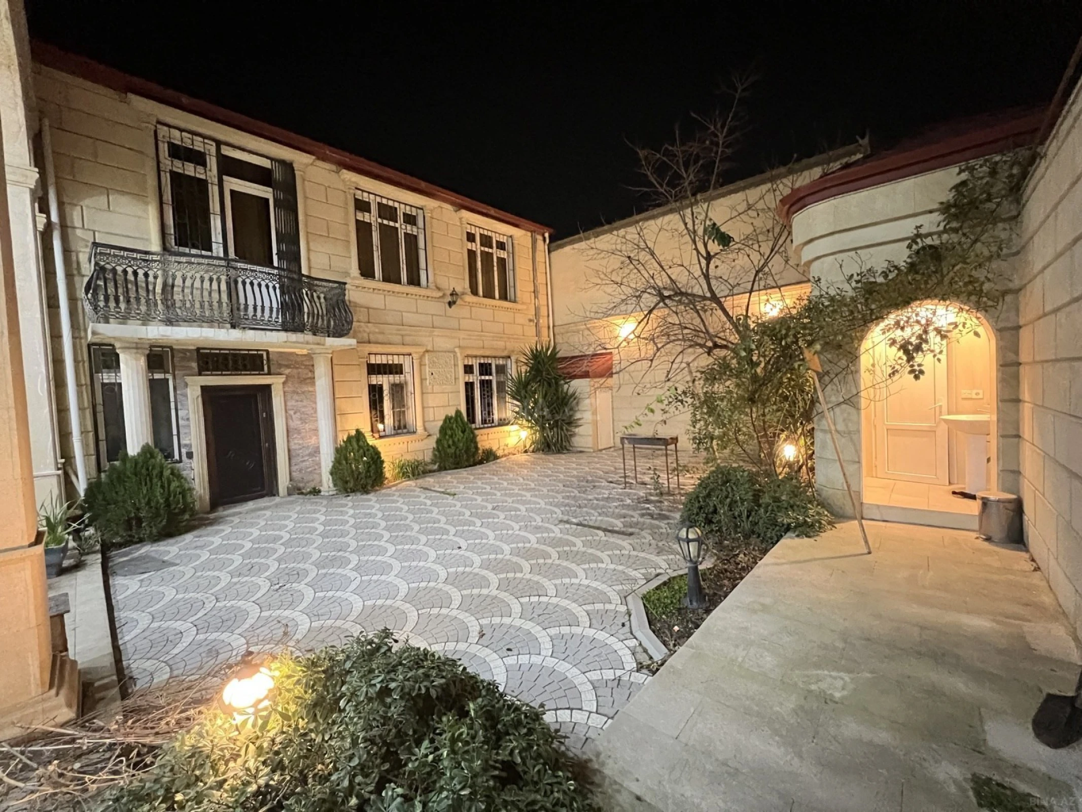 Satılır 7 otaqlı həyət evi 300 m²