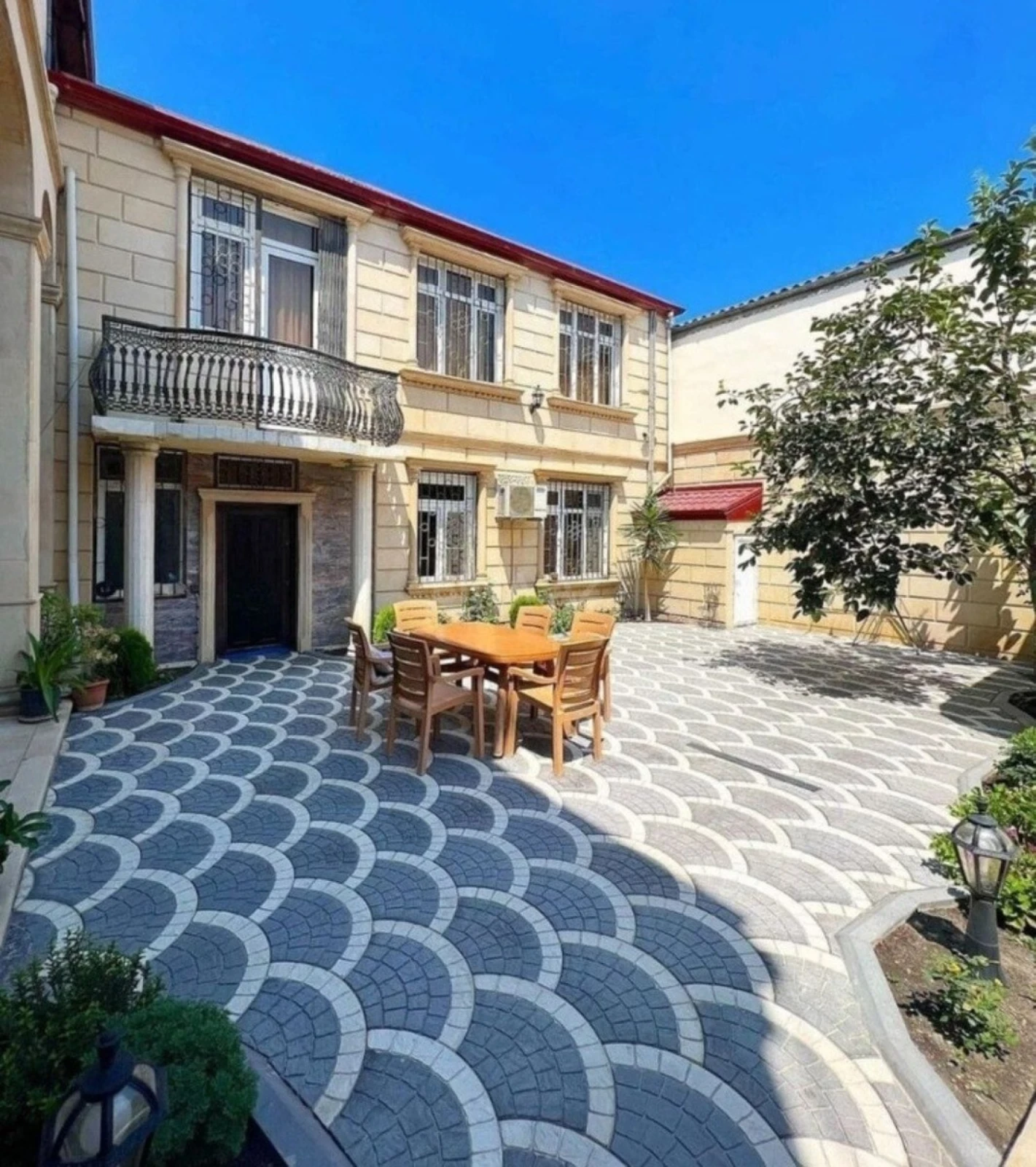 Satılır 7 otaqlı həyət evi 300 m²