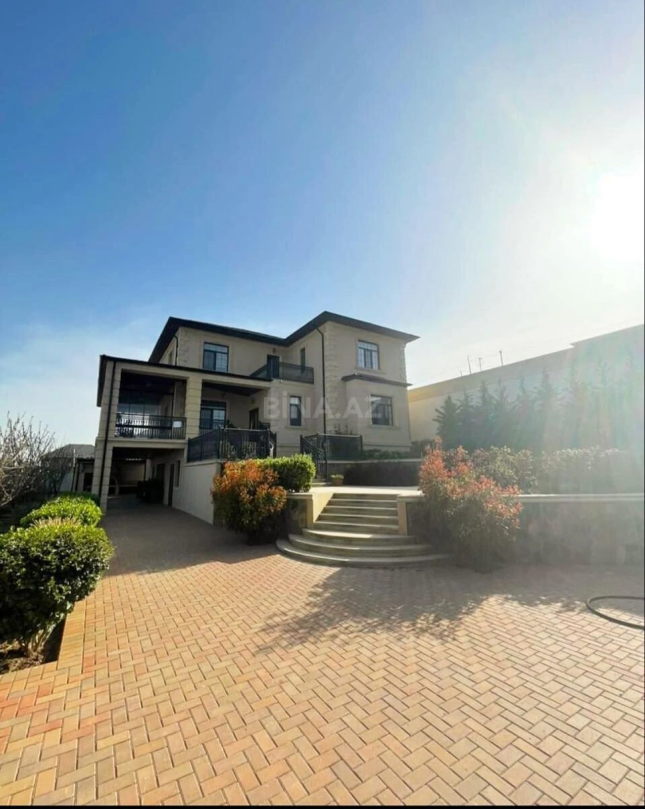 Satılır 7 otaqlı həyət evi 400 m²