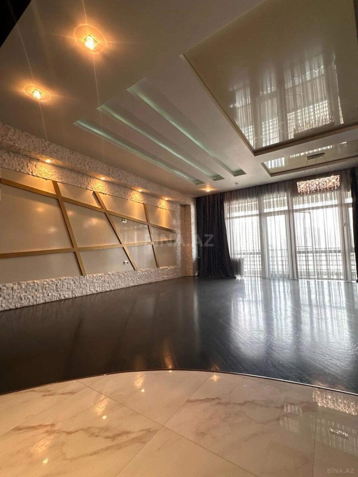 Satılır 4 otaqlı mənzil 205 m²