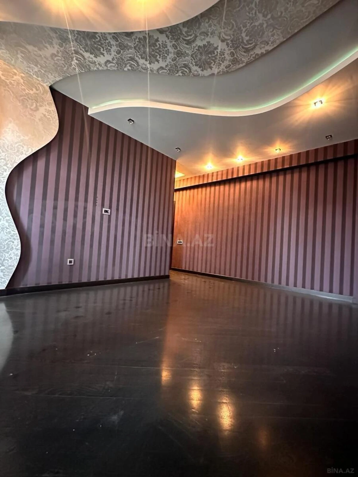 Satılır 4 otaqlı mənzil 205 m²