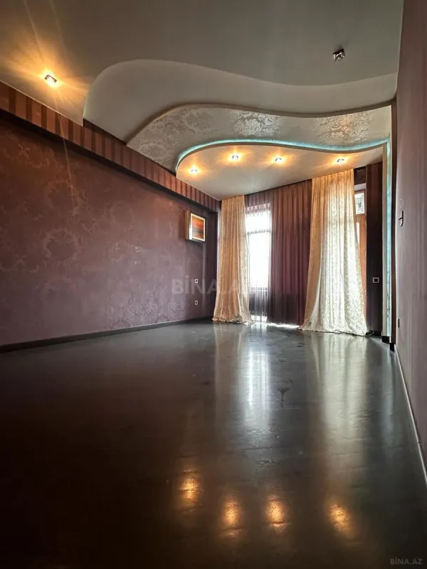 Satılır 4 otaqlı mənzil 205 m²