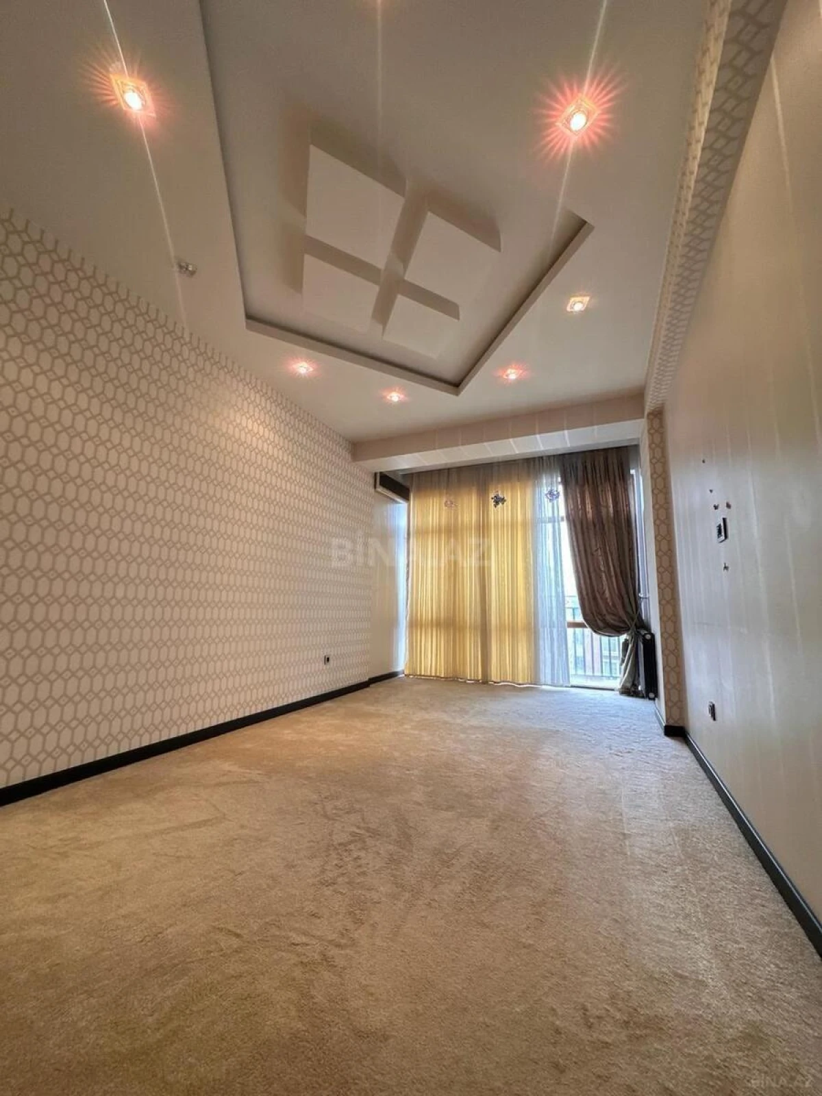 Satılır 4 otaqlı mənzil 205 m²