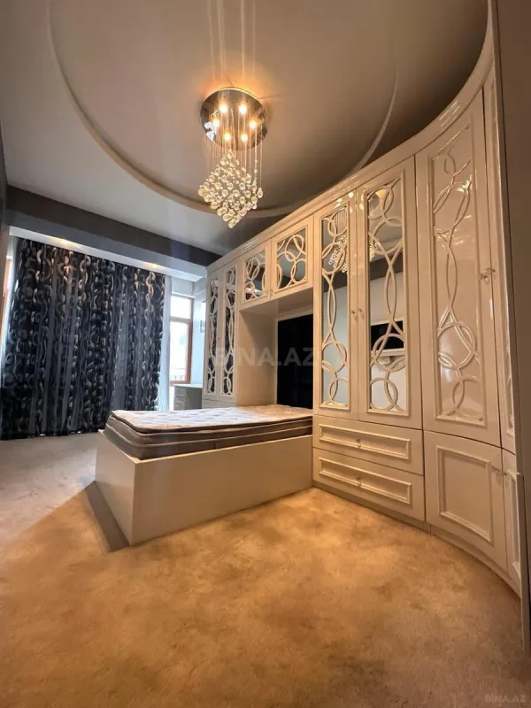 Satılır 4 otaqlı mənzil 205 m²