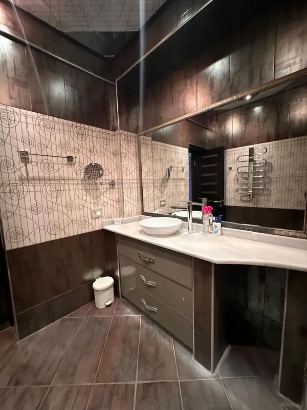 Satılır 4 otaqlı mənzil 205 m²