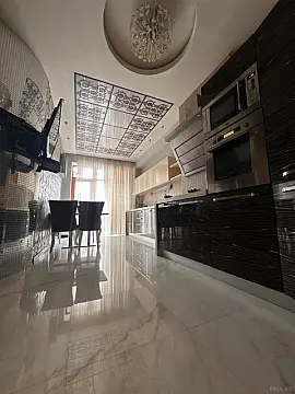 Satılır 4 otaqlı mənzil 205 m²