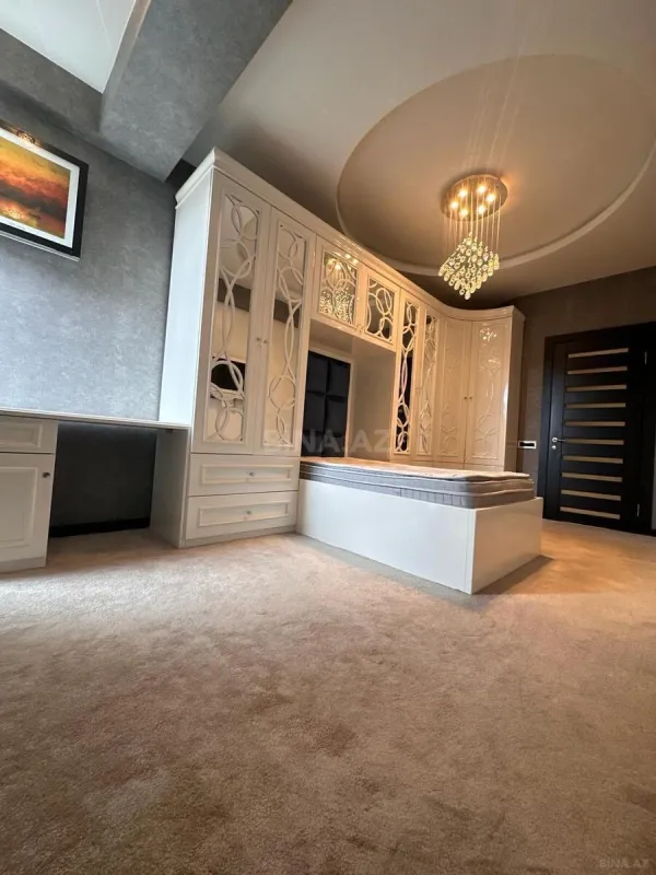 Satılır 4 otaqlı mənzil 205 m²