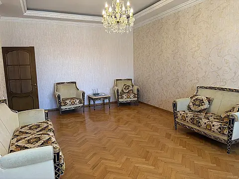 Satılır 6 otaqlı mənzil 440 m²