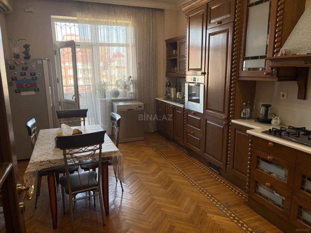 Satılır 6 otaqlı mənzil 440 m²