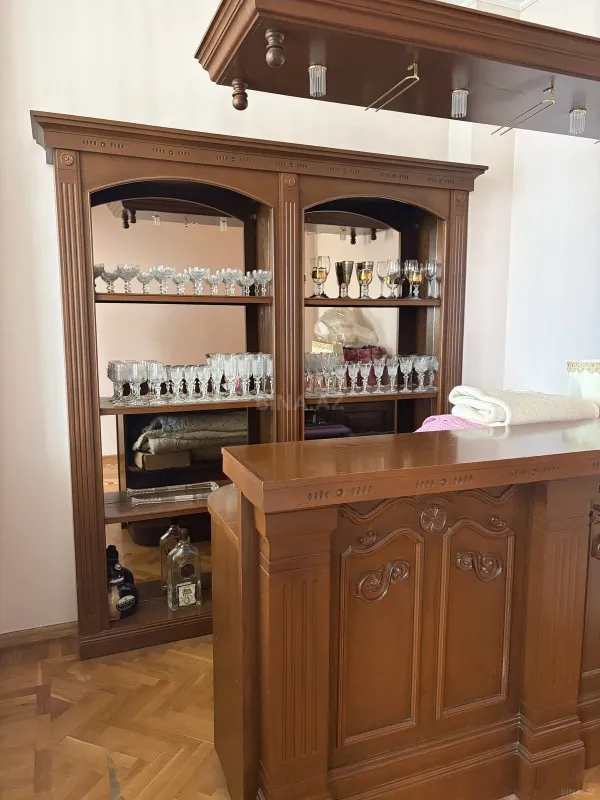 Satılır 6 otaqlı mənzil 440 m²