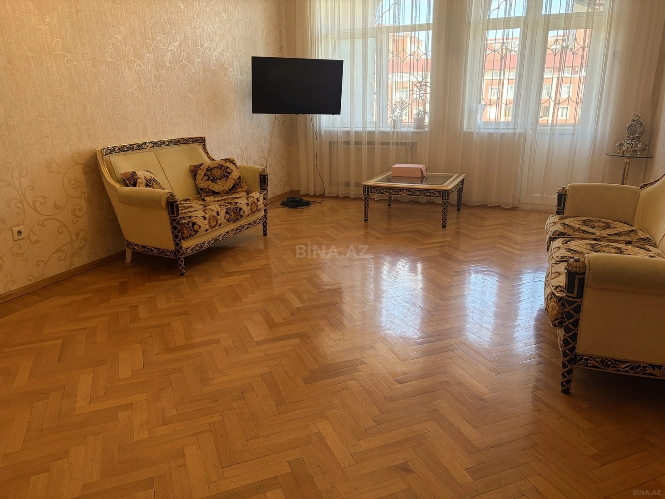 Satılır 6 otaqlı mənzil 440 m²
