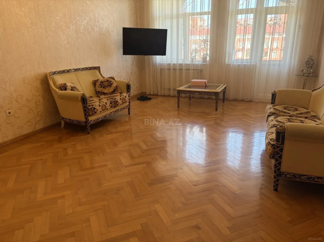 Satılır 6 otaqlı mənzil 440 m²
