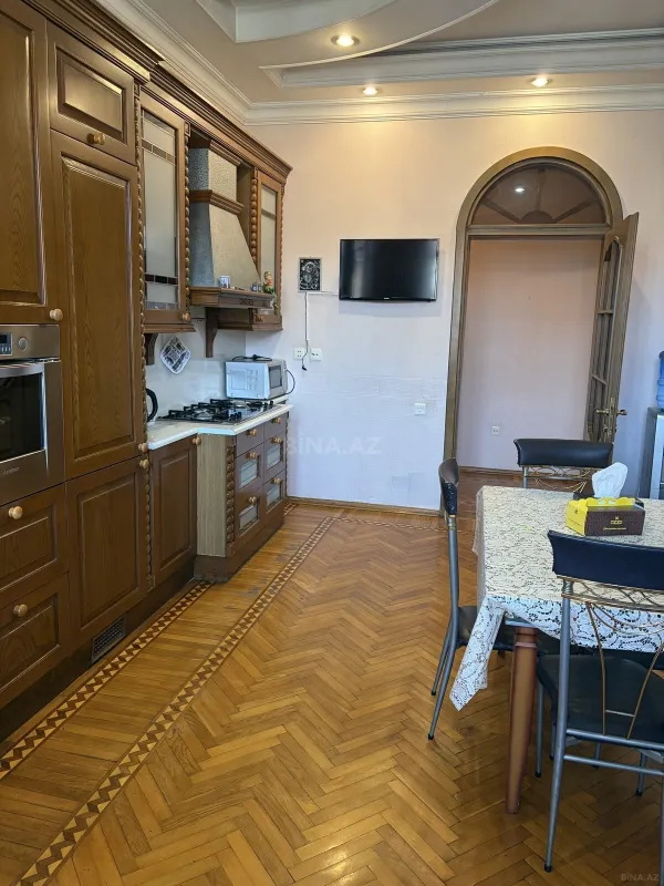 Satılır 6 otaqlı mənzil 440 m²