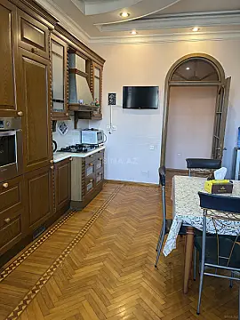 Satılır 6 otaqlı mənzil 440 m²