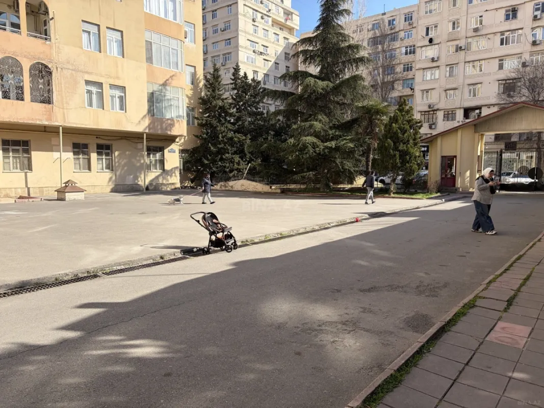 Satılır 6 otaqlı mənzil 440 m²