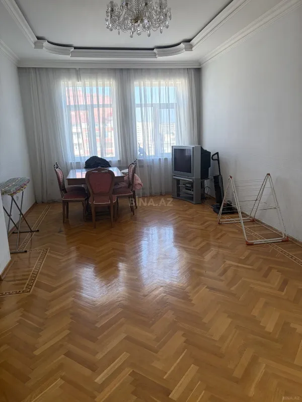 Satılır 6 otaqlı mənzil 440 m²