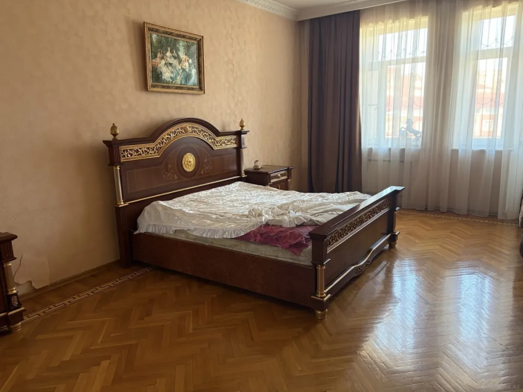 Satılır 6 otaqlı mənzil 440 m²
