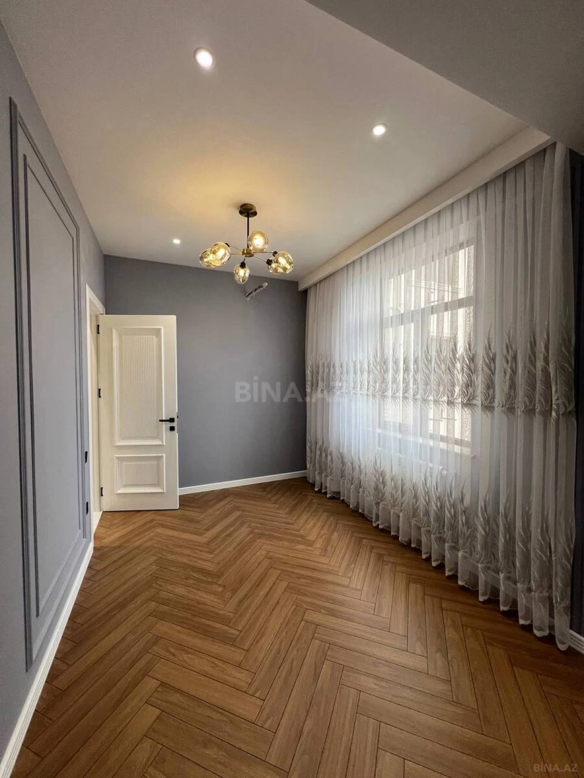 Satılır 4 otaqlı mənzil 137 m²