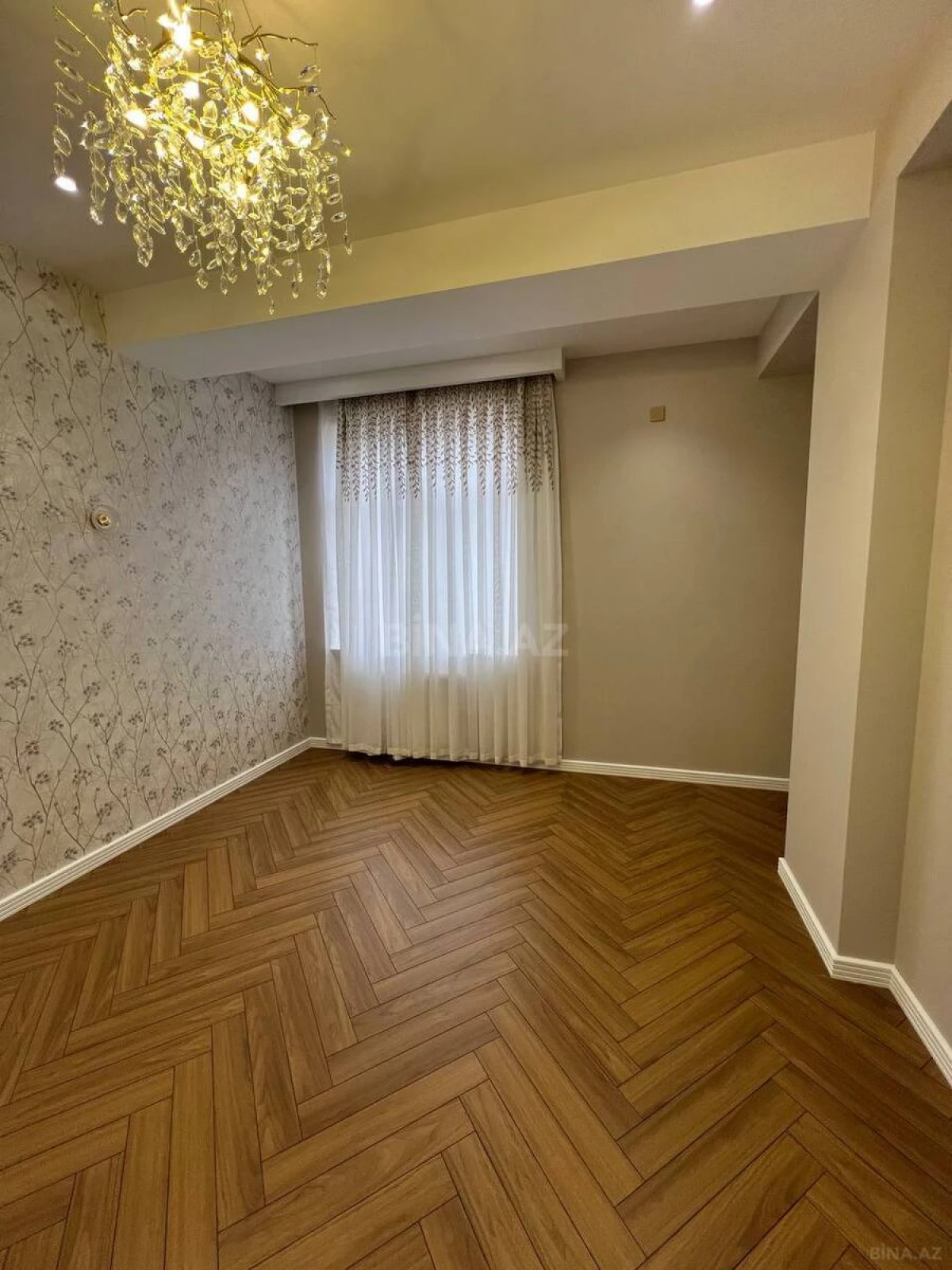 Satılır 4 otaqlı mənzil 137 m²