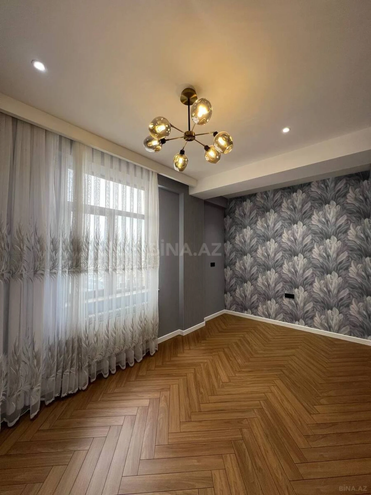Satılır 4 otaqlı mənzil 137 m²