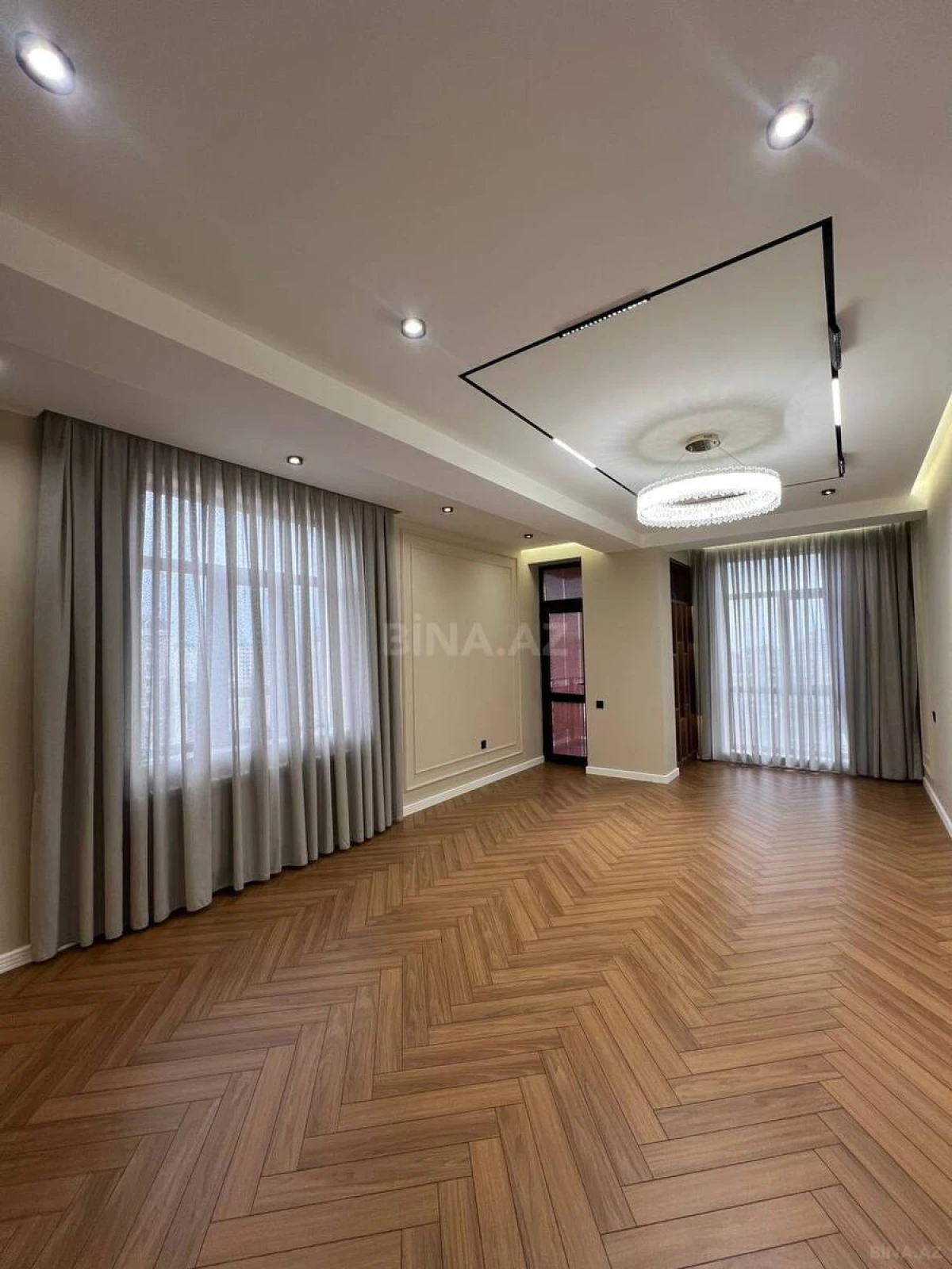 Satılır 4 otaqlı mənzil 137 m²