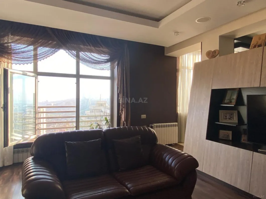 Satılır 3 otaqlı mənzil 172 m²