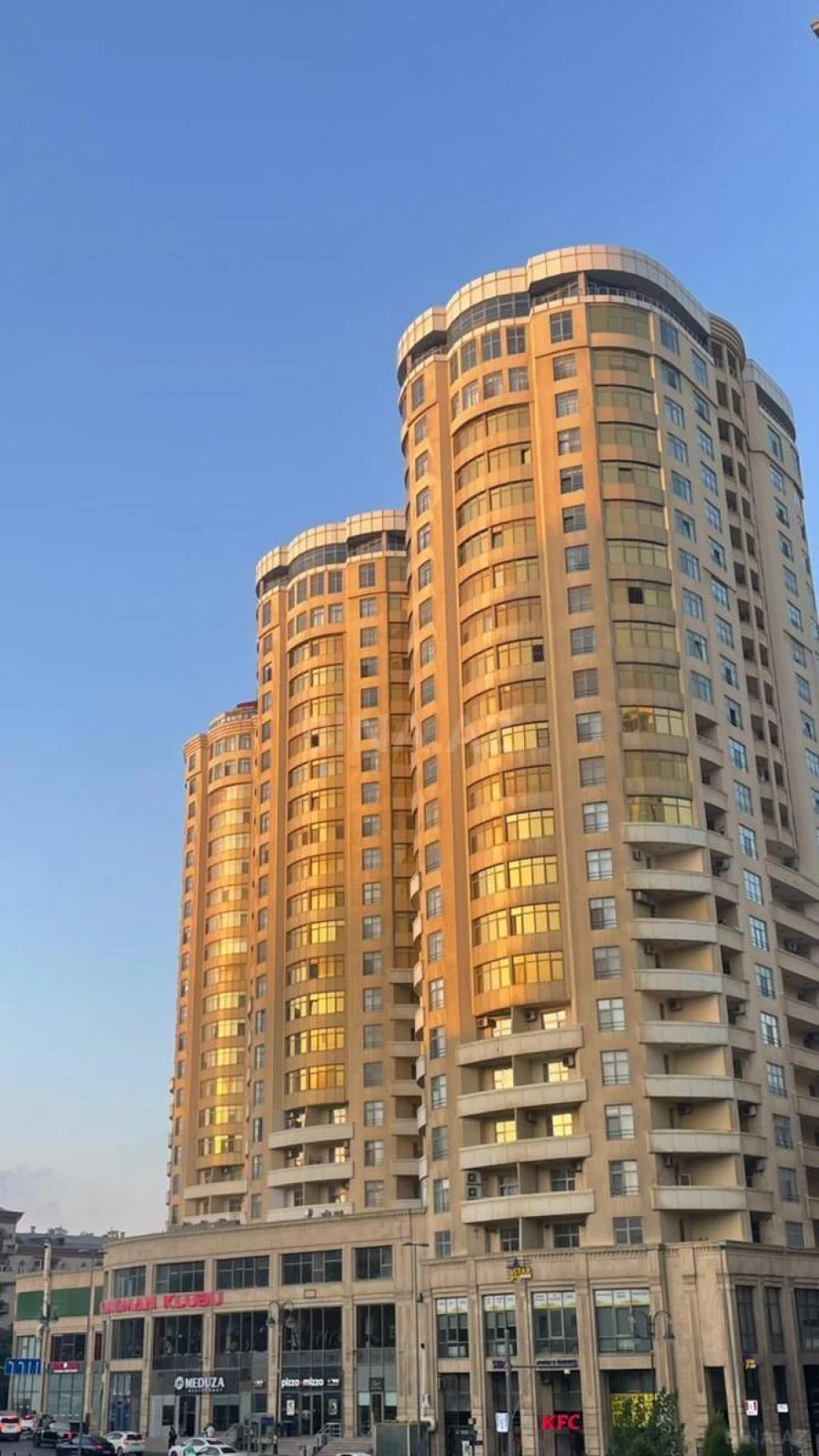 Satılır 3 otaqlı mənzil 172 m²