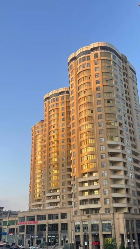 Satılır 3 otaqlı mənzil 172 m²