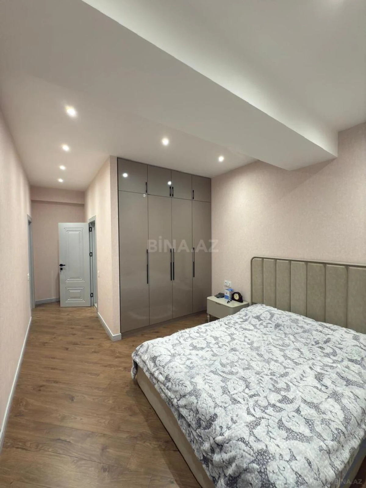 Satılır 3 otaqlı mənzil 117 m²
