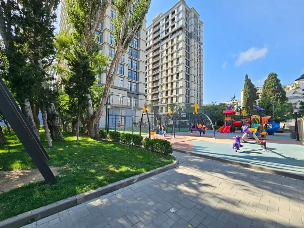 Satılır 4 otaqlı mənzil 130 m²