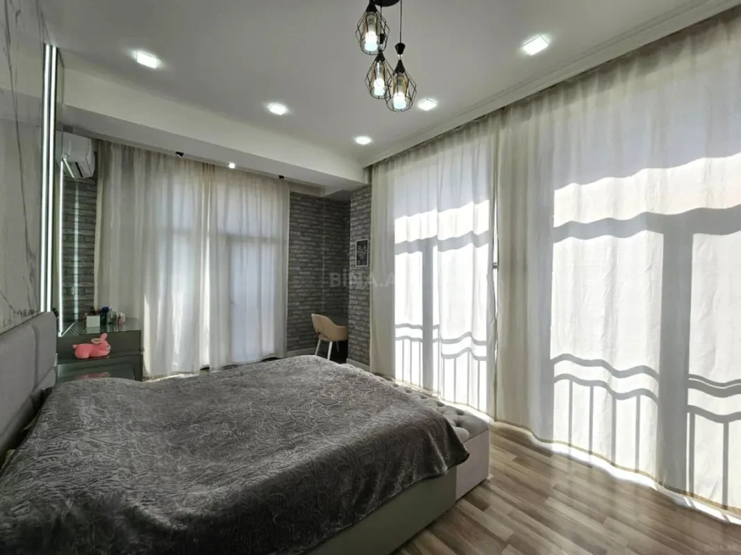 Satılır 4 otaqlı mənzil 130 m²