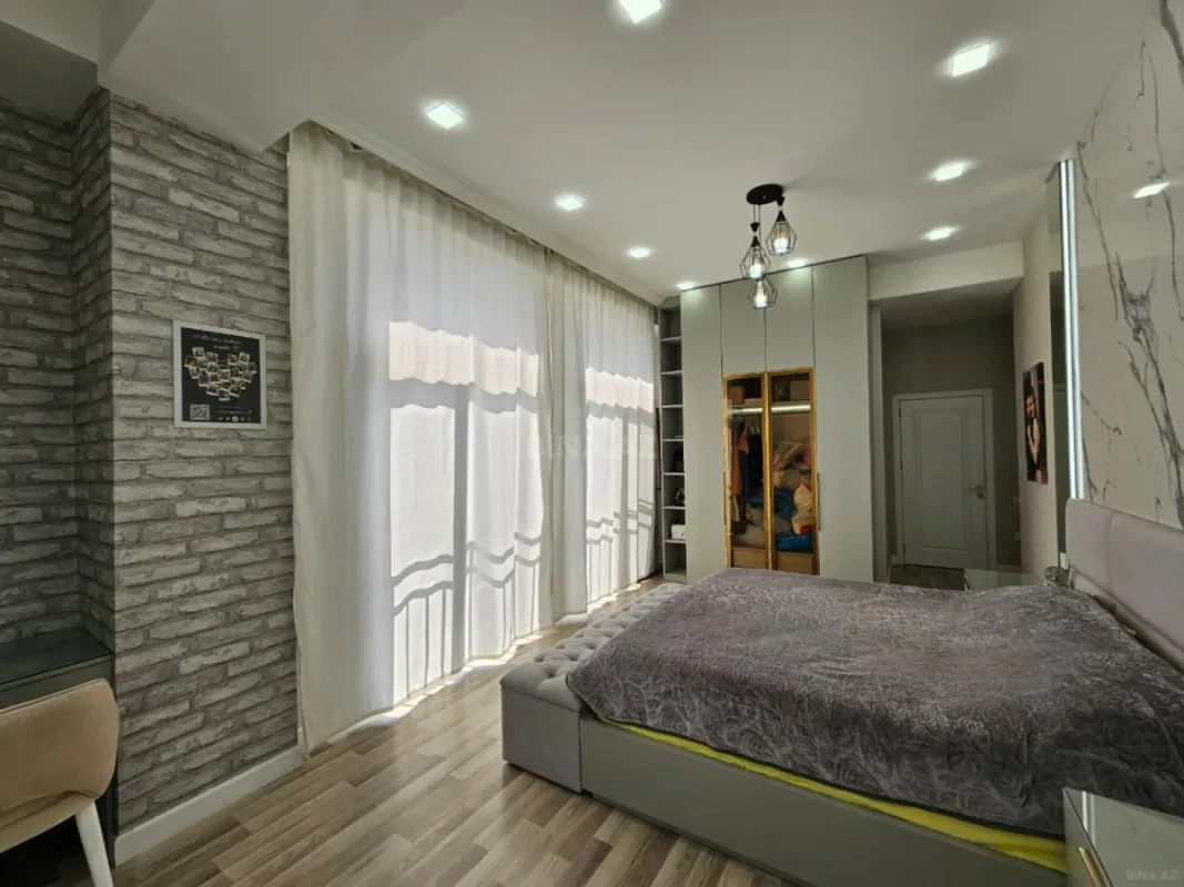 Satılır 4 otaqlı mənzil 130 m²