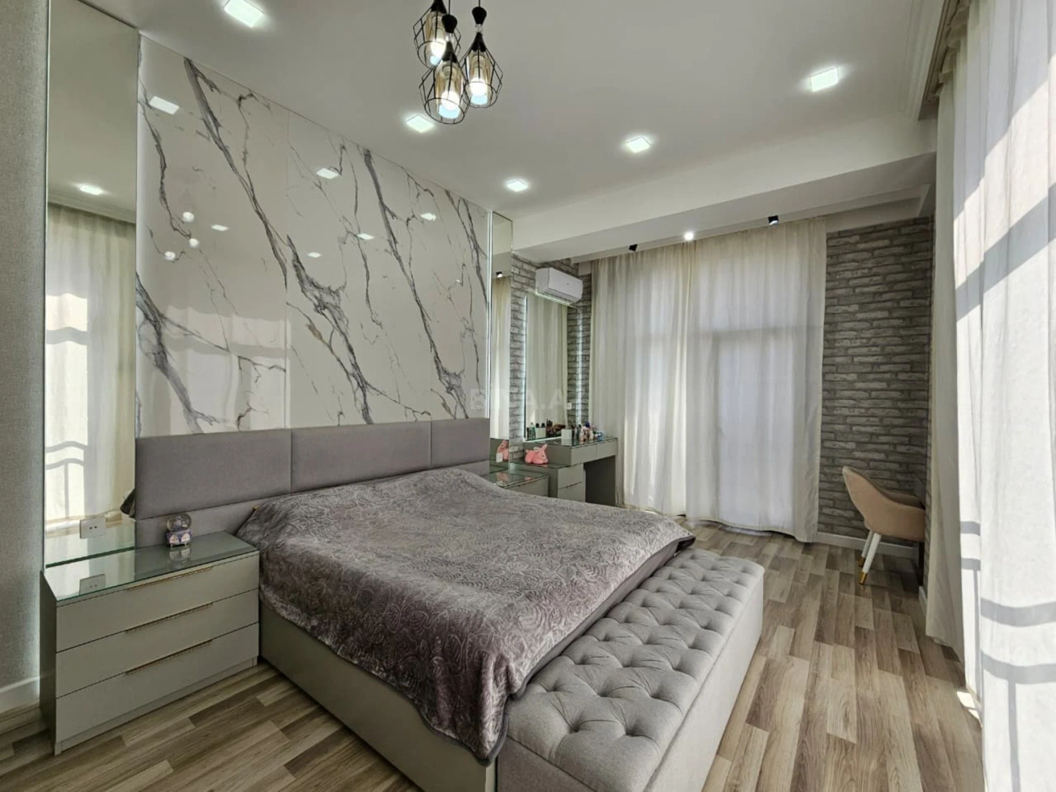 Satılır 4 otaqlı mənzil 130 m²