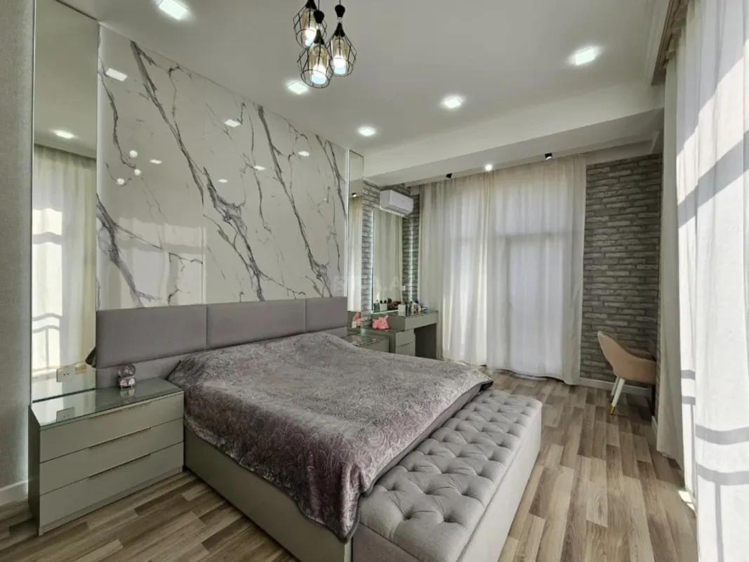 Satılır 4 otaqlı mənzil 130 m²