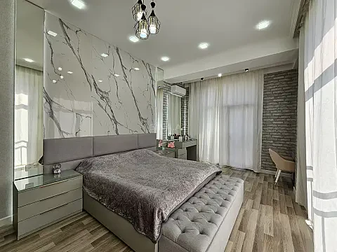 Satılır 4 otaqlı mənzil 130 m²