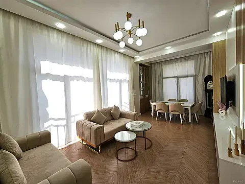 Satılır 4 otaqlı mənzil 130 m²