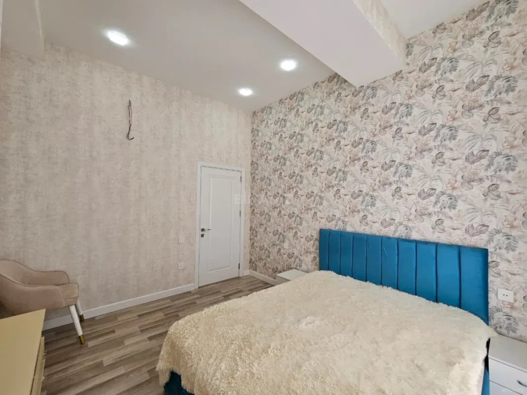 Satılır 4 otaqlı mənzil 130 m²