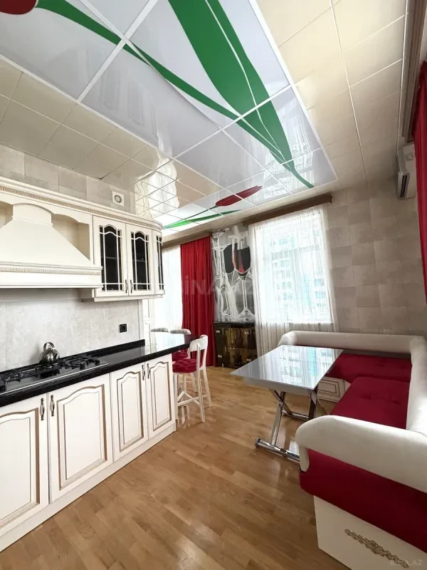 Kirayə verilir 6 otaqlı mənzil 220 m²
