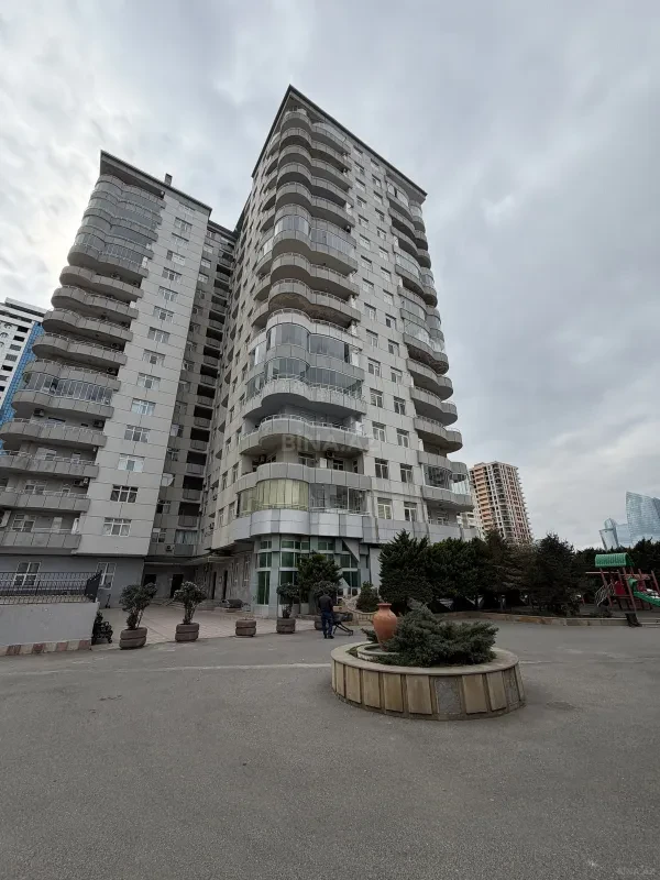 Kirayə verilir 6 otaqlı mənzil 220 m²