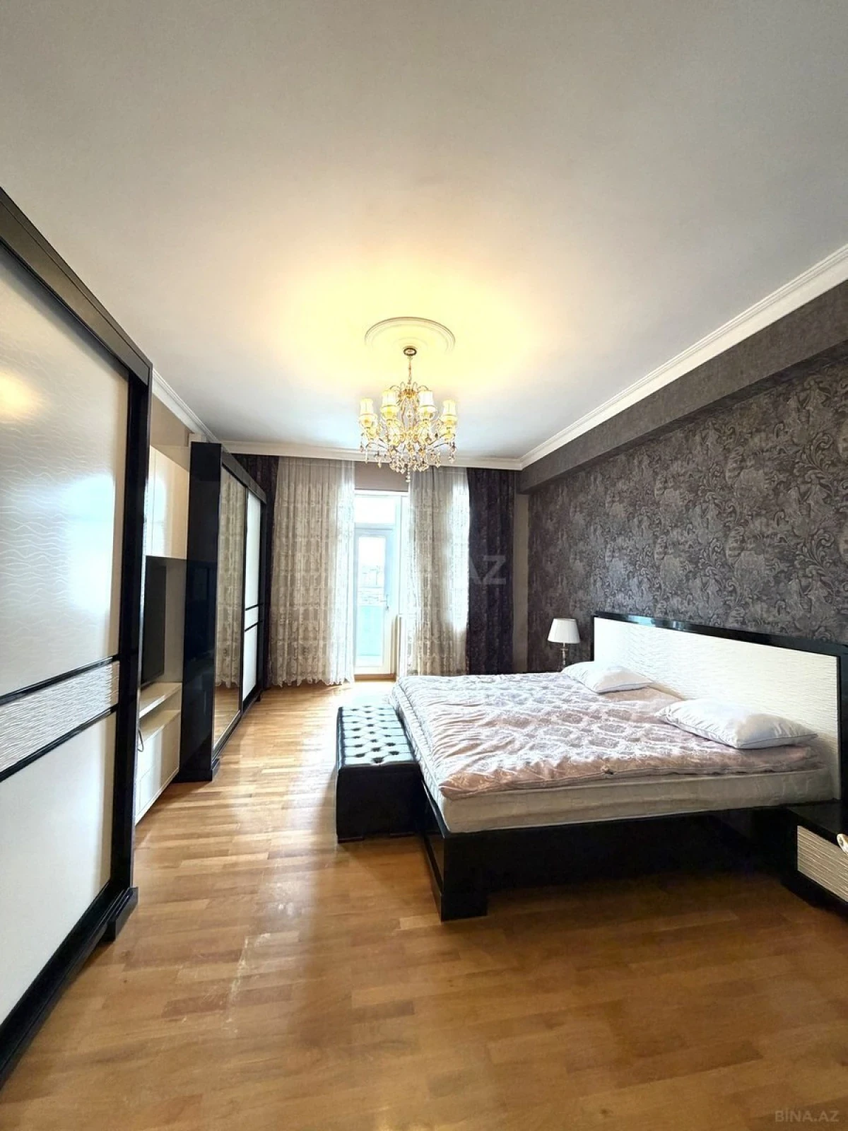 Kirayə verilir 6 otaqlı mənzil 220 m²