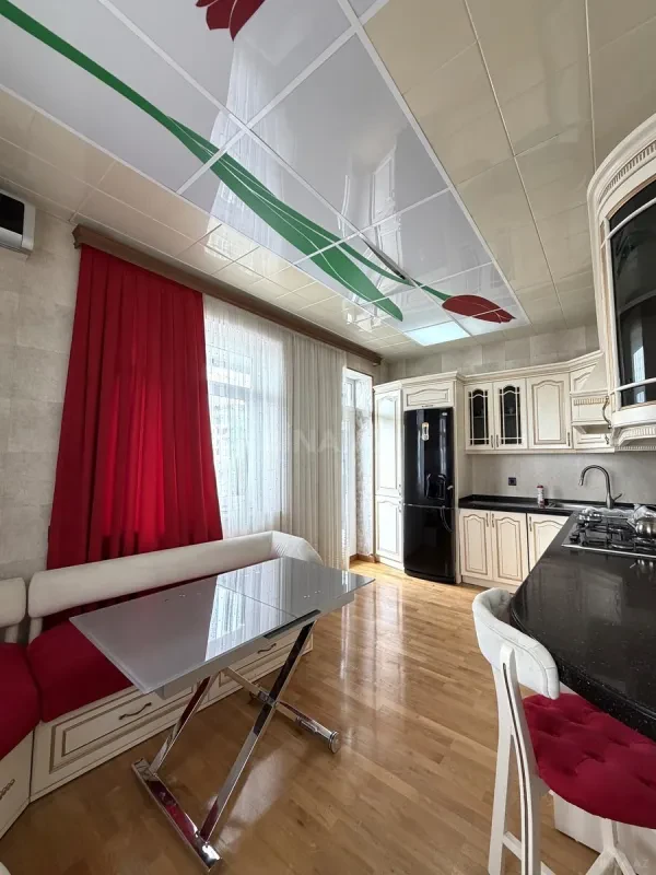 Kirayə verilir 6 otaqlı mənzil 220 m²