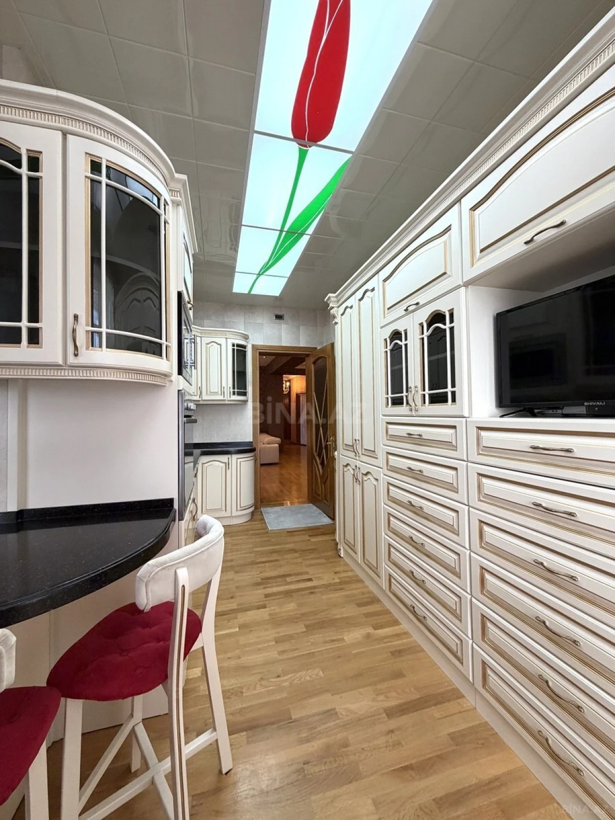 Kirayə verilir 6 otaqlı mənzil 220 m²
