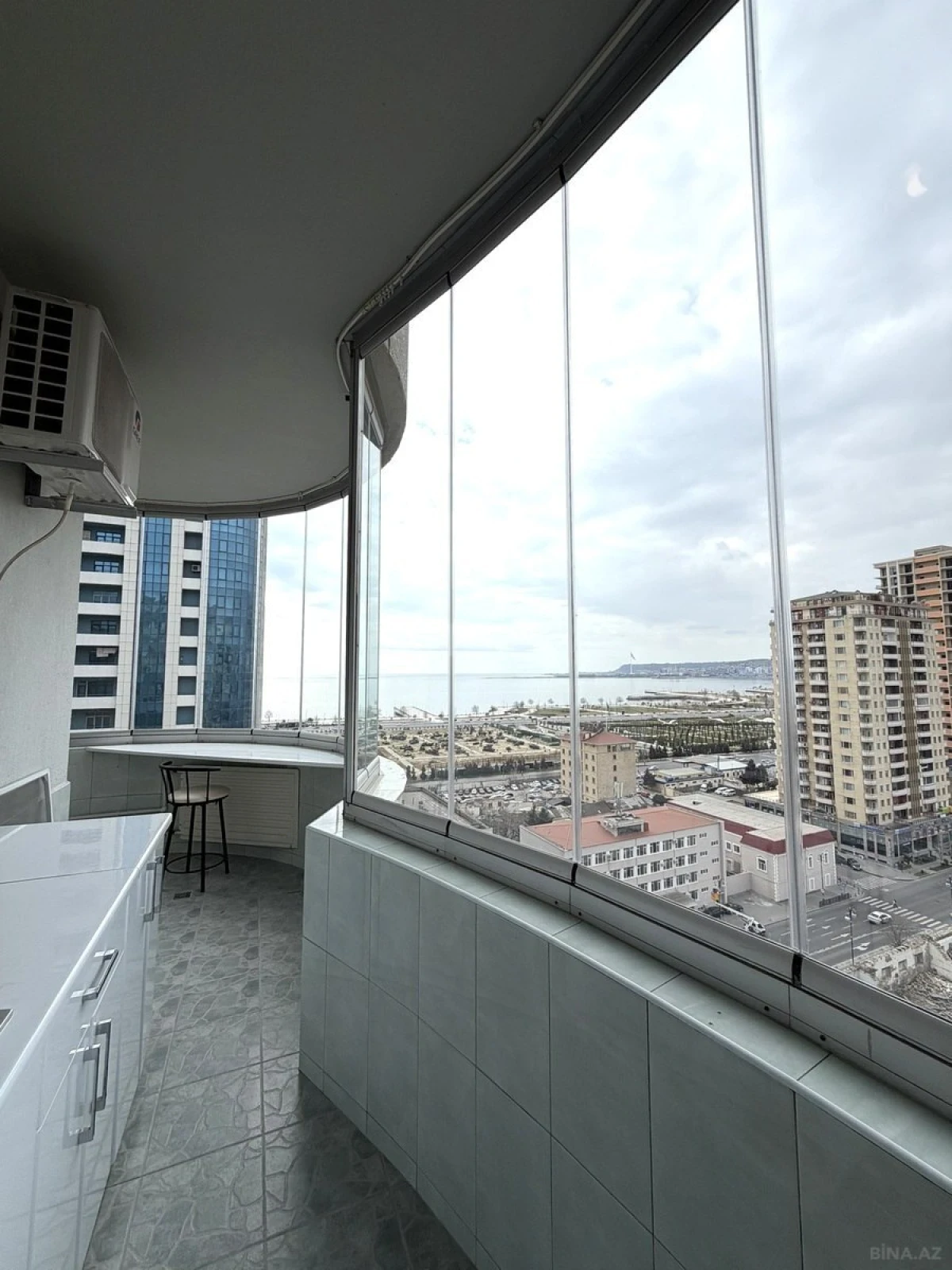Kirayə verilir 6 otaqlı mənzil 220 m²